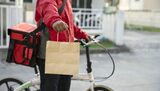 Cum a furat un curier din Cluj mâncarea clientului său. Metoda lui de a rămâne cu coletul e virală