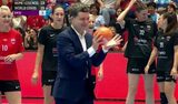 Nicușor Dan, chemat să arunce de la 7 metri, la Gala Neagu. Cum s-a descurcat preşedintele pe terenul de handbal