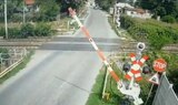 Șofer inconștient, filmat ocolind bariera coborâtă la o trecere la nivel cu calea ferată. Cum a fost sancționat