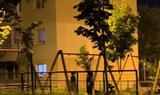 Bărbat filmat, în timp ce-și BATE soția, sub privirile copilului, într-un loc de joacă din Brașov. Agresorul a fost (…)