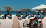 Cât costă un şezlong în Thassos, în 2025? Preţurile sunt mai mici decât pe litoralul românesc!