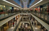 Telenovelă cu final sângeros într-un mall din Capitală. Un cuplu a dat nas în nas cu fostul iubit al soției, care a (…)