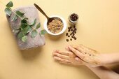 De ce este recomandat să îți speli mâinile cu zaț de cafea și zahăr. Trucul natural cu efecte uimitoare