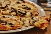 Cât costă o simplă pizza pe final de sezon, în Mamaia? Nota de plată primită de un turist român