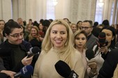 Spectacol ieftin în fața Parlamentului. Bugetarii „oprimați” mimează revolta: „Suntem victime”