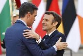 Macron se aliază cu Sánchez în retorica anti-Trump pentru a-și masca eșecurile interne