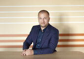 „Nu poţi conduce eficient fără spirit antreprenorial şi nu poţi construi durabil fără rigoarea unui CEO”