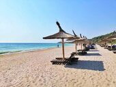 Plaja din România cu apă ca în Grecia. Prețurile sunt accesibile, un șezlong costă doar 35 de lei