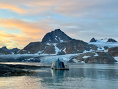 Dormind sub aurore boreale, plutind pe ape îngheţate: Cabana plutitoare din Groenlanda care te izolează complet de (…)