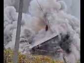 Olt: Un garaj, un autoturism și acoperişul unei case, cuprinse de flăcări la Brastavâţu