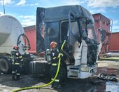 Autocisternă cuprinsă de flăcări în Chistag. Capul tractor, distrus complet