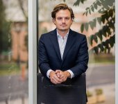 Cel mai mare producător de lapte din Europa, aflat în România, vrea să treacă la următorul nivel şi anunţă o (…)