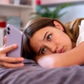 STUDIU: Adolescenții preferă să discute cu chatboturile anumite probleme de sănătate mintală decât să ceară ajutorul&nbsp;(…)