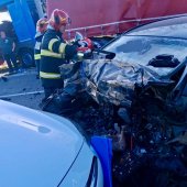 Un mort și doi răniți într-un accident în care au fost implicate două autoturisme și un TIR