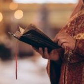 De ce este bine să ne spovedim? Preot: Sufletul este precum o haină curată de la botez, pe care noi o pătăm în&nbsp;(…)