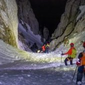 Noapte albă pentru salvamontiștii din Zărnești, după o intervenție dificilă în masivul Piatra Craiului | AUDIO