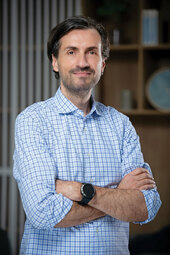 Povestea românului care, după ce a dat faliment cu afacarea sa, a decis să îşi schimbe cariera şi acum conduce unul (…)