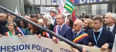 EXCLUSIV FOTO. Emil Boc, în primul rând la protestul primarilor orașelor europene la Bruxelles. Apără politica de (…)