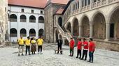 Astăzi, de la ora 20:30, Castelul Corvinilor devine teren de joacă pentru vedete, în ultima etapă Poftiți pe la noi: (…)
