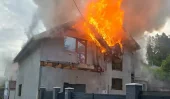 Incendiu puternic la o casă din Petroșani. Mansarda și acoperișul au fost distruse
