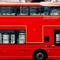 Londra: Un autobuz supraetajat a intrat pe trotuar și a lovit mai mulți pietoni | AUDIO