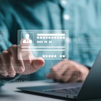 Italia: Zeci de mii de acte de identitate ale turiștilor, furate de hackeri de pe serverele hotelurilor și scoase la (…)