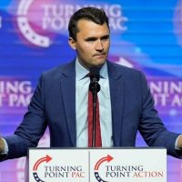 Charlie Kirk, unul dintre actorii cheie ai campaniei lui Donald Trump, a murit după ce a fost împușcat la un (…)