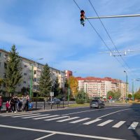 Semafoare inteligente cu radar, amplasate pe o stradă din Brașov. Șoferii care depășesc viteza legală sunt opriți (…)