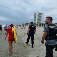 Doar amenzile par să îi sperie pe turiștii care ignoră steagul roșu și se aventurează în mare. Salvamar: Astăzi am (…)