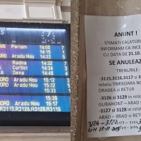 Arad: Călătorii așteaptă ore întregi pe peron, după ce CFR Călători a suspendat zeci de trenuri din cauza (…)