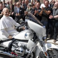 Germania: O motocicletă cu autograful Papei Leon al XIV-lea va fi scoasă la licitație la München | AUDIO