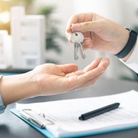 UE propune noi reguli pentru închirierile pe termen scurt, cu scopul de a combate criza locuințelor și specula (…)