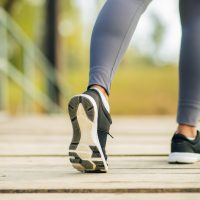 STUDIU: 5.000 de pași pe zi pot încetini progresia bolii Alzheimer | AUDIO