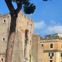 Roma: Un român a rămas blocat sub dărămături după ce o parte dintr-un turn medieval de lângă Colosseum s-a prăbușit (…)