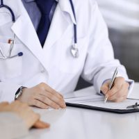 Clinica lui Marek Vâlcu, chirurgul acuzat că face operații ORL deși nu avea această specializare, a fost închisă de (…)