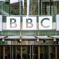 Președintele BBC și-a cerut scuze, într-o scrisoare adresată parlamentarilor britanici, pentru o „eroare de (…)