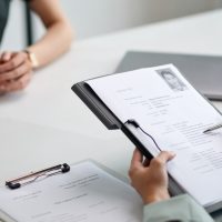 Tinerii care nu urmează o formă de învățământ ar putea primi, timp de doi ani, o primă lunară din partea statului (…)