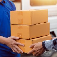 Bacău: Curier trimis în judecată după ce și-a păstrat banii de pe coletele cu plata ramburs | AUDIO