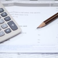 Contabil acuzat că a sustras peste un milion de lei din conturile a două școli din București. Bărbatul a dus la (…)