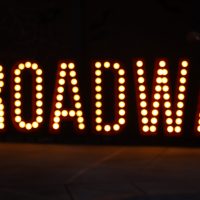 Actorii de pe Broadway amenință cu grevă: Peste 30 de spectacole, în pericol | AUDIO