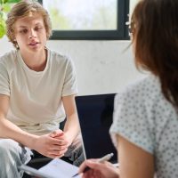 SONDAJ: 75% dintre tineri, afectați de stres și anxietate. Opt din zece spun că au temeri legate de costul ridicat&nbsp;(…)