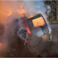 Neamț: Autocamion cuprins de flăcări în mers, în comuna Pipirig | VIDEO