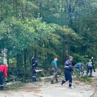 Sute de locuințe din Sinaia nu au curent electric, la 24 de ore de la vijelia puternică ce a măturat stațiunea. Mai (…)