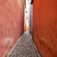 Brașov: Strada Sforii, închisă în regim de urgență din cauza deteriorării clădirilor care o delimitează | AUDIO