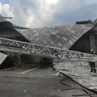 Update Sinaia. 9 oameni au ajuns la spital în urma vijeliei puternice din această după amiază. Traficul pe DN1 este (…)