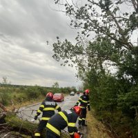 Pagube în 60 de localități după furtunile violente de ieri