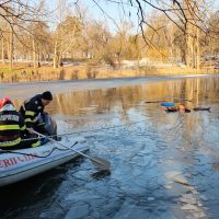 Un copil de 6 ani a fost salvat din apa înghețată a Lacului din parcul Romanescu, din Craiova | VIDEO