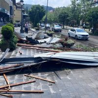 O vijelie puternică a măturat orașul Sinaia. Acoperișul gării a fost smuls de vântul puternic | VIDEO