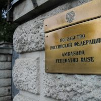Procurorii au clasat dosarul bărbatului care a încercat să lovească cu mașina poarta Ambasadei Rusiei | AUDIO