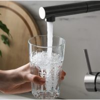 Consumatorii casnici ar putea fi scutiți de plata TVA pentru apa de la robinet, în anumite condiții, conform unei (…)